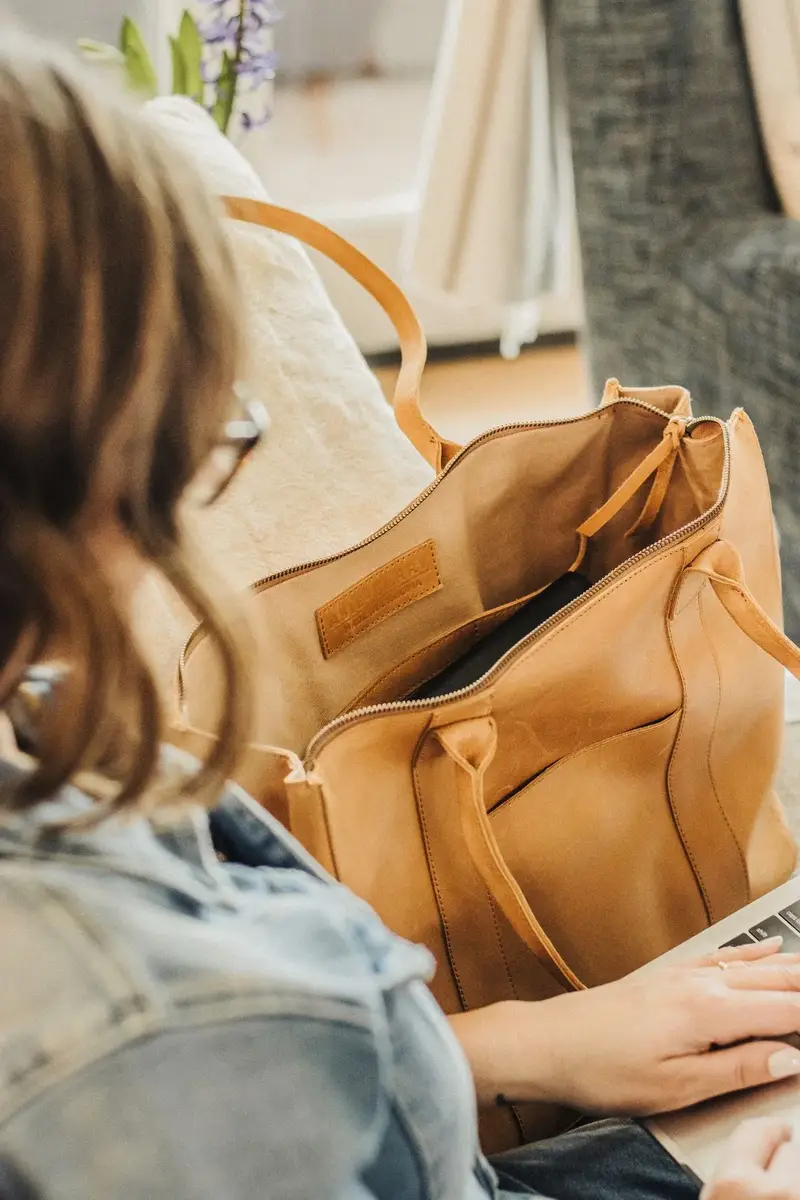 How to Choose Work Tote Laptop Size — illustrative photo