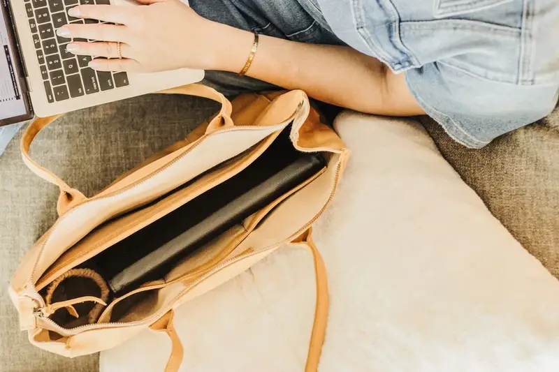 How to Choose Work Tote Laptop Size — illustrative photo