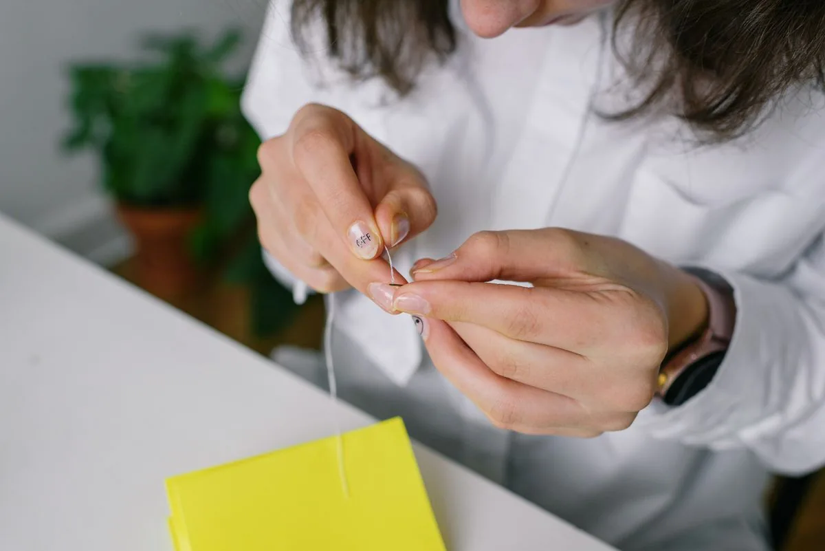 How To Thread A Needle For Buttons — illustrative photo