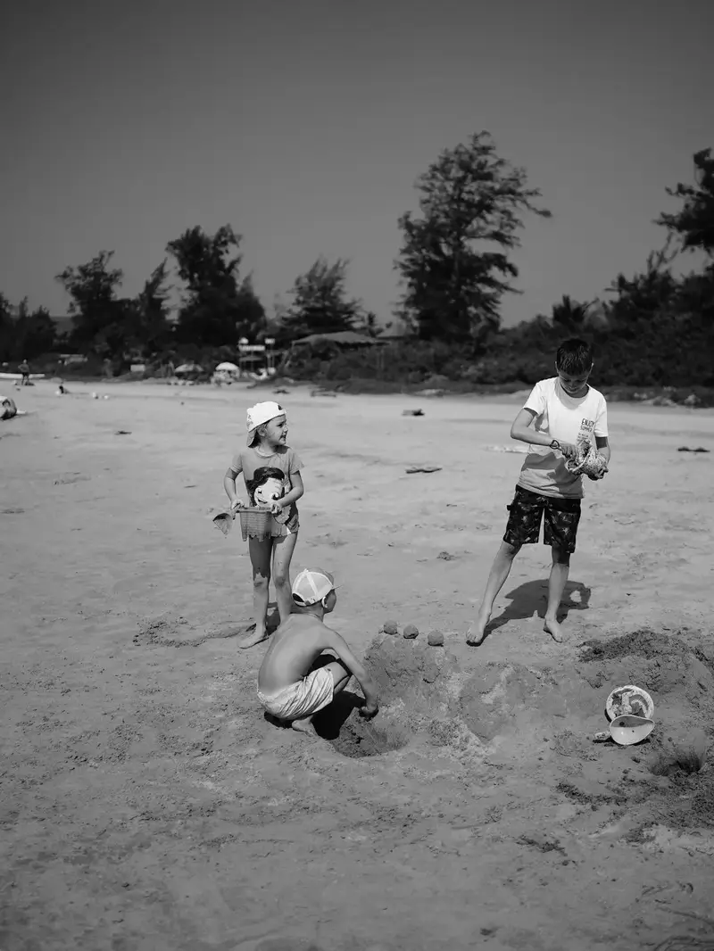 How to Travel Summer With Kids Family Tips — illustrative photo