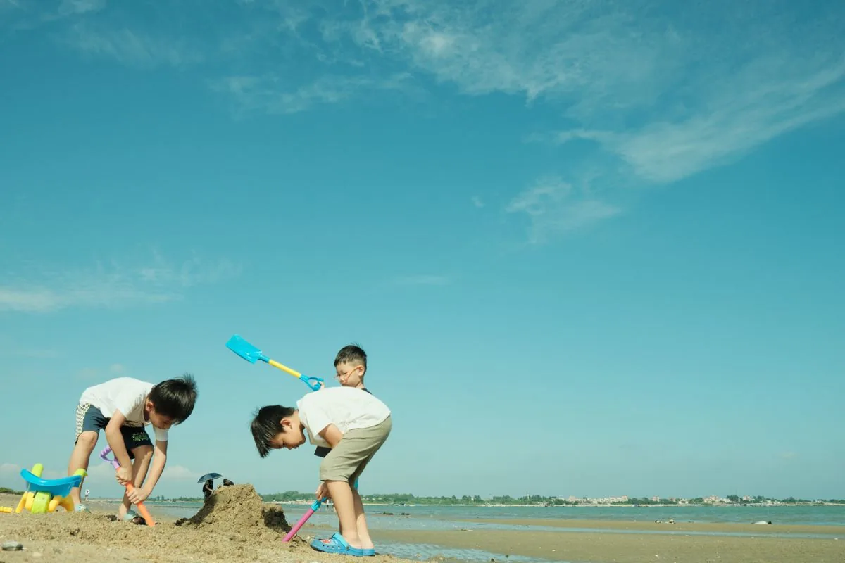 How to Travel Summer With Kids Family Tips — illustrative photo