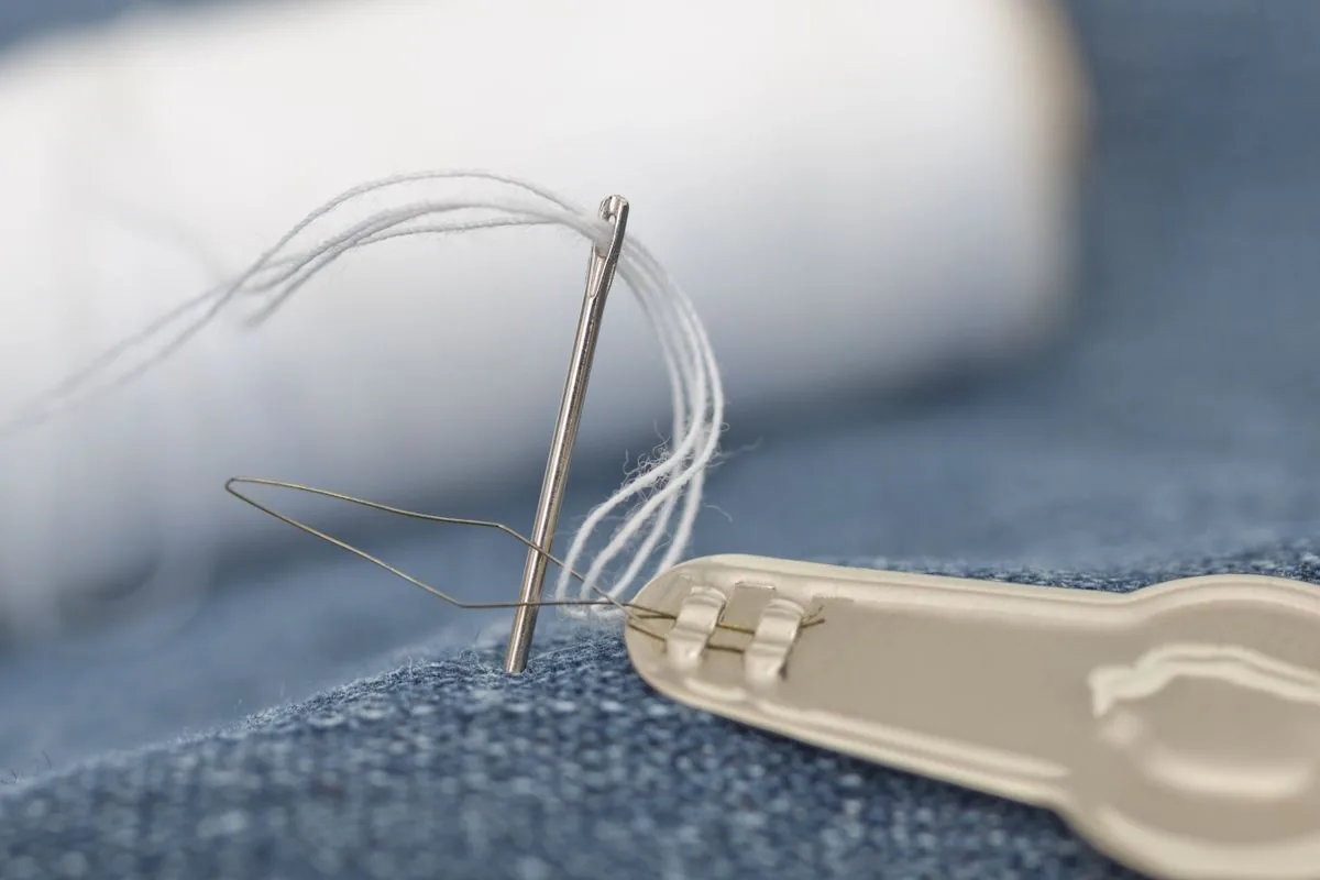 Why Thread Keeps Breaking When Sewing Buttons — illustrative photo